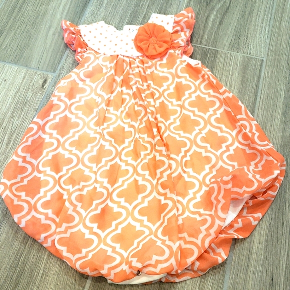 Baby Essentials Other - Baby essentials orange & white onsie 6mo